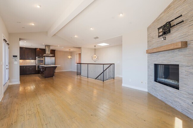 Building Photo - LUXURIOUS-CONTEMPORARY TOWNHOUSE W/ AMAZIN...