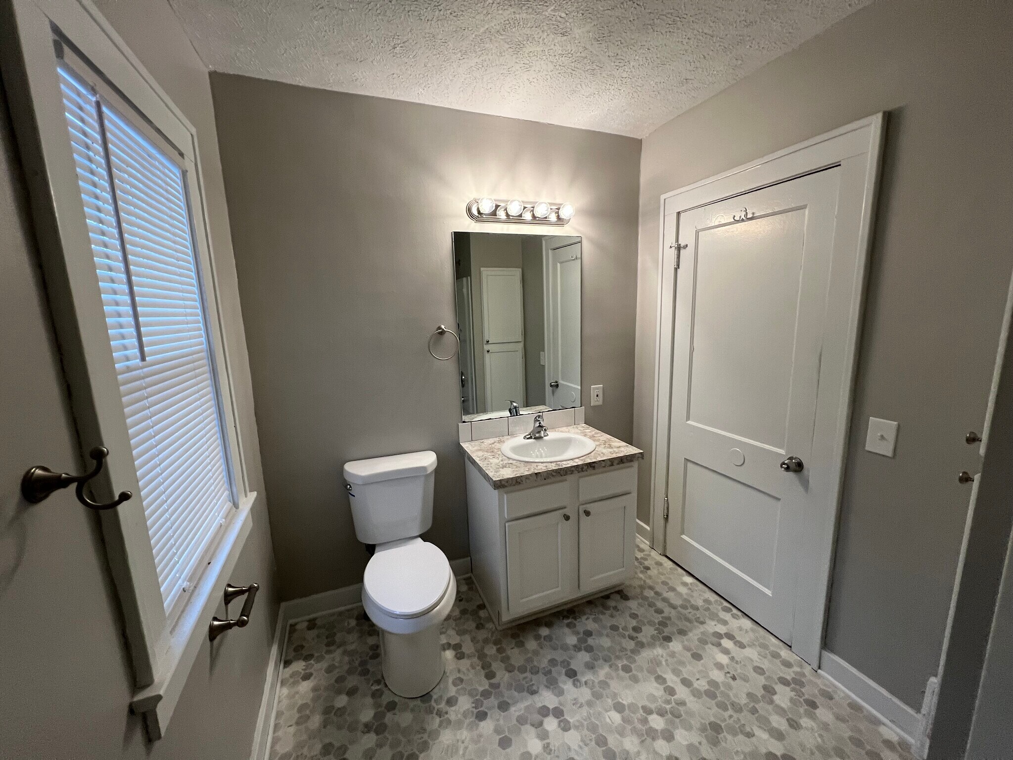 Building Photo - 947 Oakcrest St SW