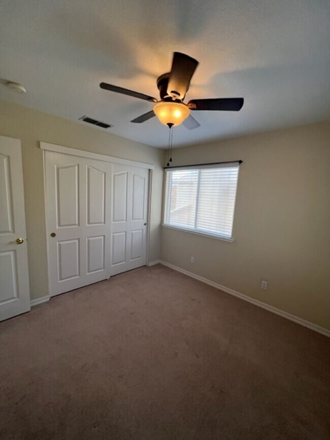 Building Photo - 4 Bedroom Home in the heart of Roseville! ...