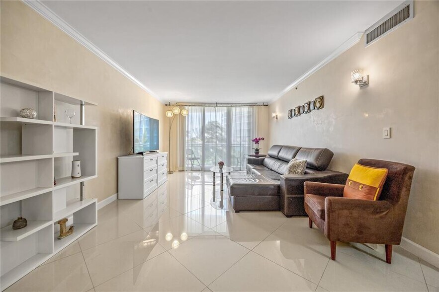 Building Photo - 3001 S Ocean Dr