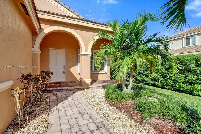 Building Photo - 1100 Chinaberry Dr