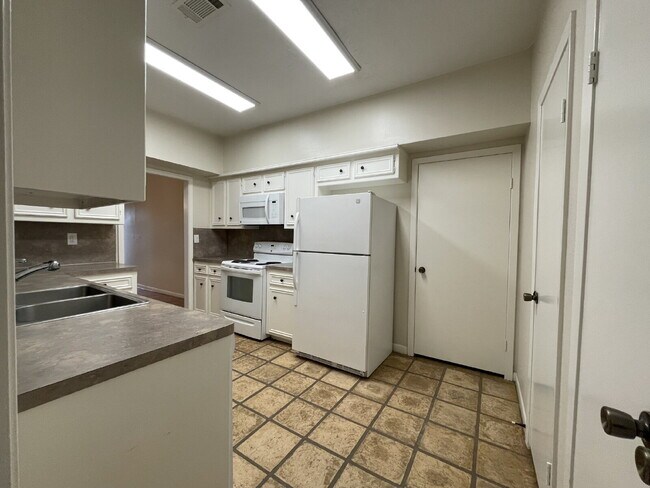 Building Photo - Live in the city of Panorama Village & enjoy all it has to offer: 27-hole golf course, 3 city par...