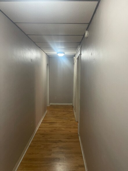 Building Photo - 9 E Main St