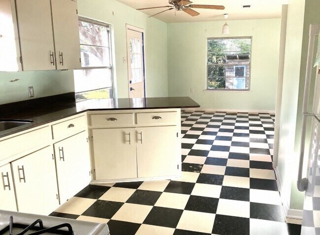Building Photo - Charming South Austin Classic