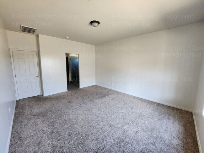 Building Photo - 3 bedroom/ 2 bathroom home located in a cu...