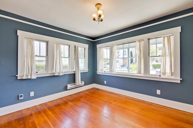 Building Photo - Updated Bungalow located in Downtown Redwood City & 15 miles from SF International Airport