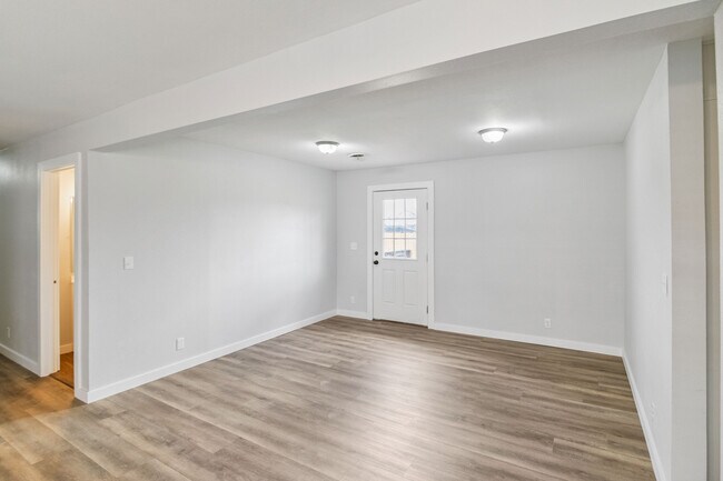 Building Photo - 814 Carson Dr