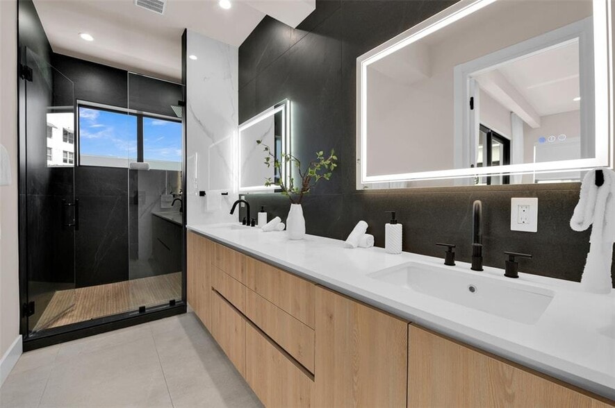 Building Photo - 920 NE 17th Ave