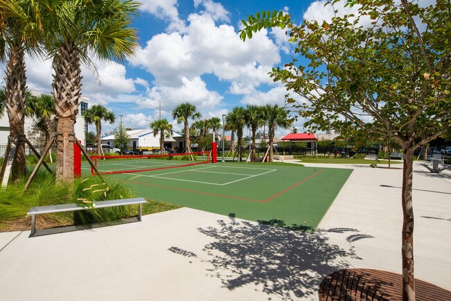 Building Photo - Freshly Painted Upscale 2/1 Condo in amazi...