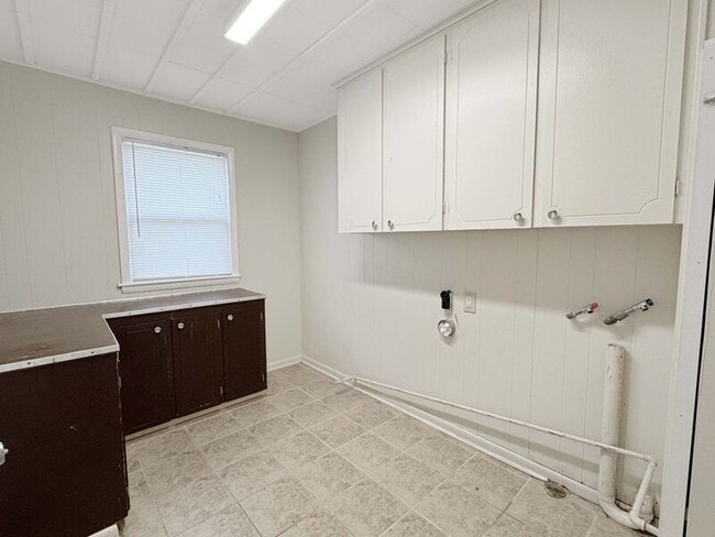 Building Photo - 610 W C St