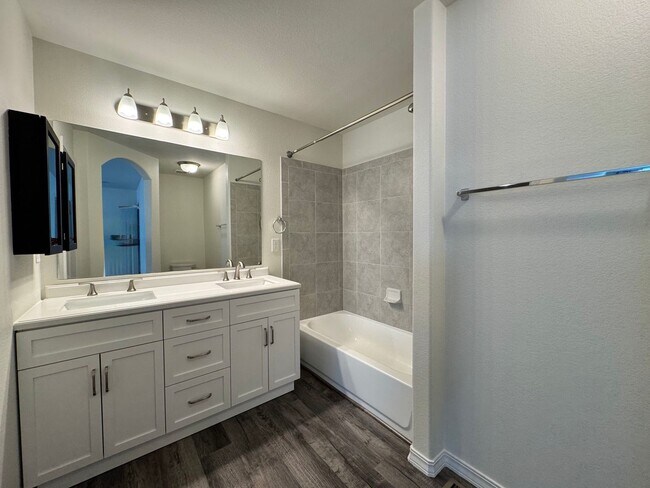 Building Photo - Like new 3 bedroom w/ basement in Enclaves...