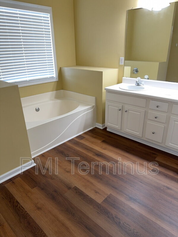 Building Photo - 6122 Farmwood Way SE