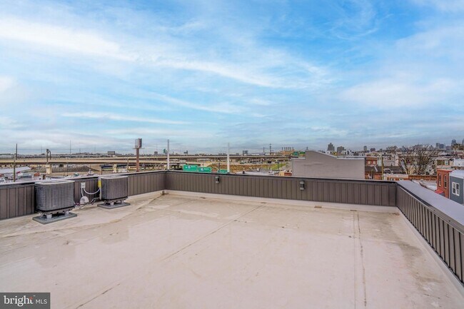 Building Photo - 2323 E Cabot St