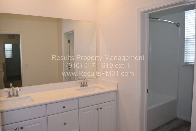 Building Photo - 3 br, 2.5 bath House - 4056 Montcalm Pl