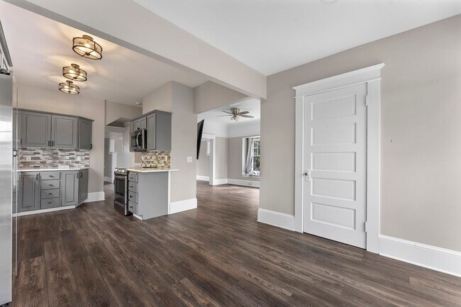 Building Photo - Stunning Craftsmen Beauty 3/1.5  bath 2000 sf! -ALBERTA/CONCORDIA