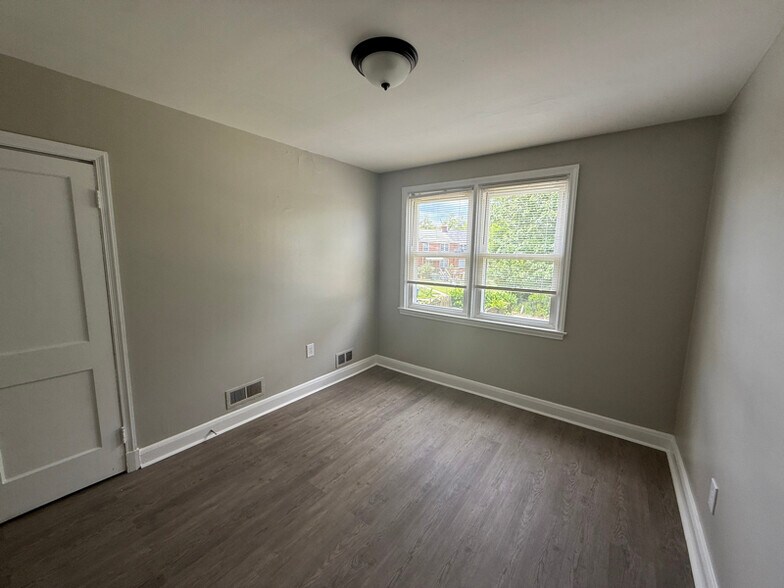 Building Photo - 1330 Woodbourne Ave