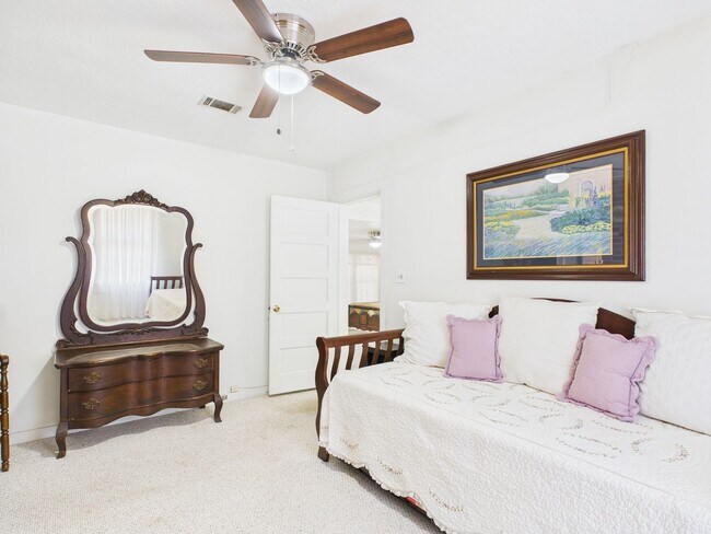 Building Photo - Quiet home in the central part of town