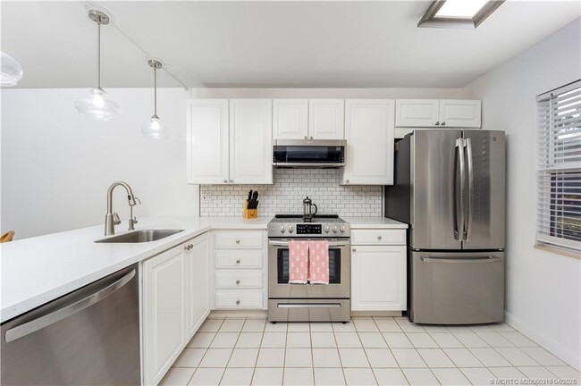 Building Photo - 2512 SW Danbury Ln