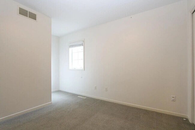 Building Photo - Rare 4 bed singe family super nice luxurio...