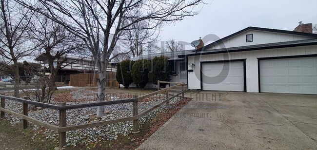 Building Photo - **COMING SOON** Large Clean Duplex