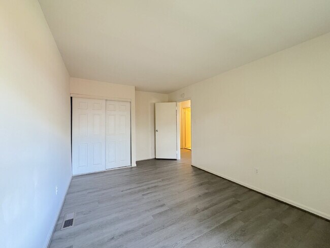 Building Photo - Comfortable Unit with Functional Layout