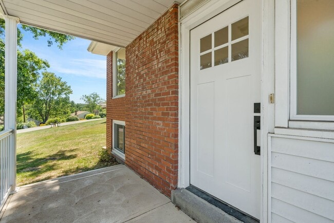 Building Photo - Beautifully Renovated 4 Bed/ 2 Bath with 2 Car Garage