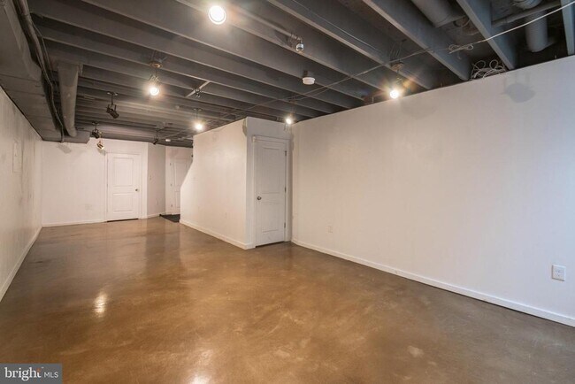 Building Photo - 2027 E Huntingdon St