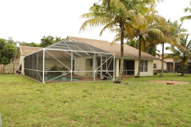 Back view - 21367 Chinaberry Dr