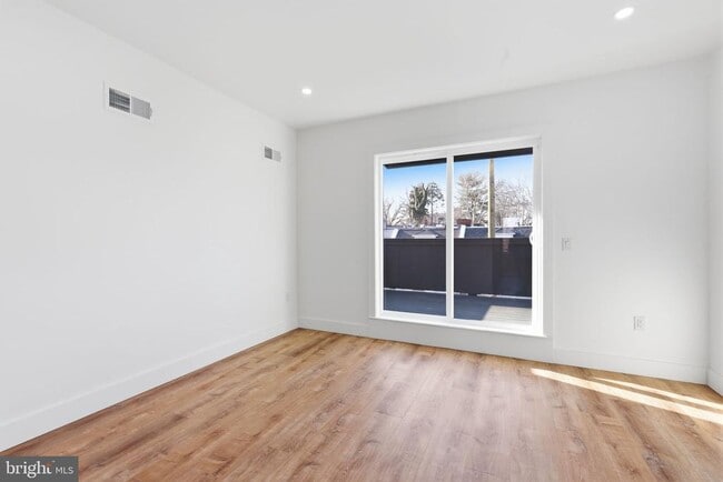 Building Photo - 458 W Earlham Ter