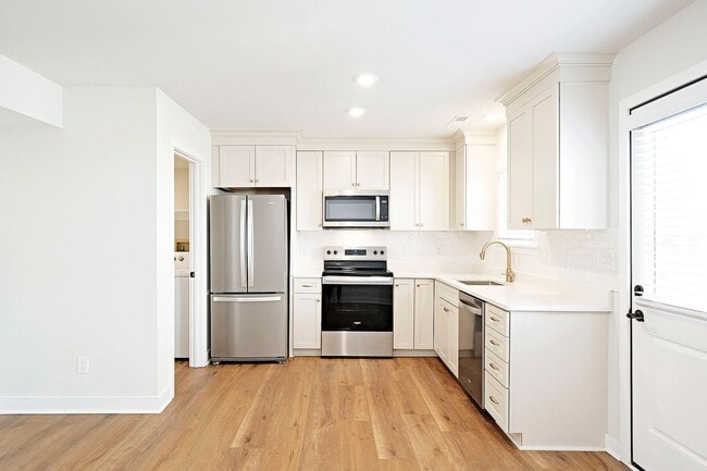 Building Photo - Newly Renovated Townhome in the Heart of Belmont