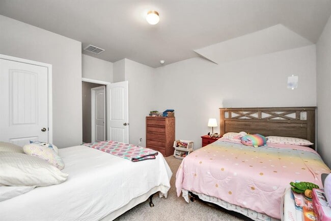 Building Photo - 2832 Madison Dr