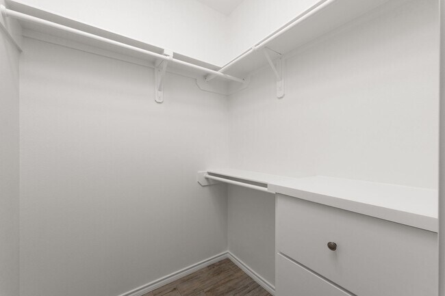 Building Photo - 2325 N Vly Cir