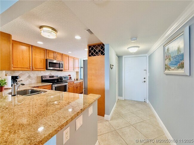 Building Photo - 10680 S Ocean Dr