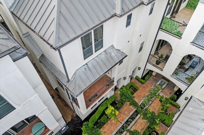 Building Photo - 634 Nagle St