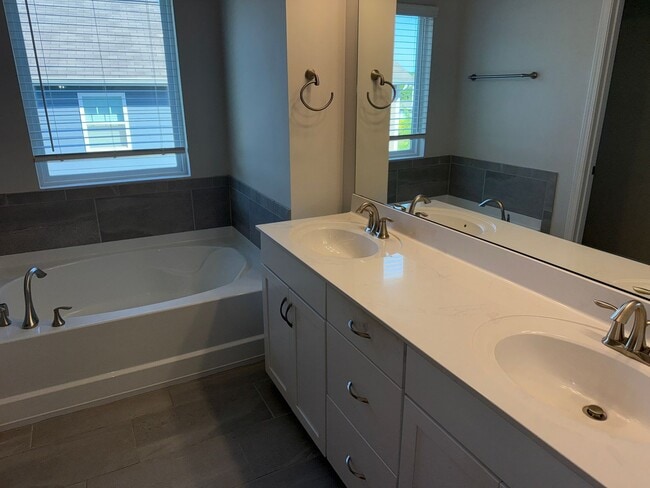 Building Photo - 17401 Carolina Hickory Dr