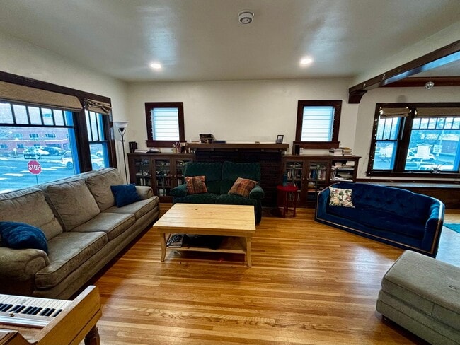 Building Photo - 202 E 7th St