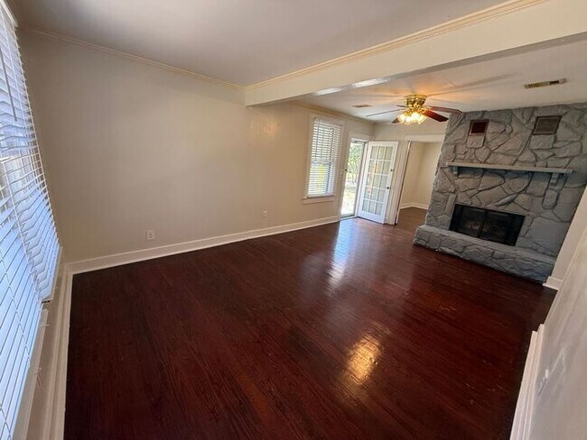 Building Photo - Pensacola - East Hill - 3 bedroom, 1 bathroom