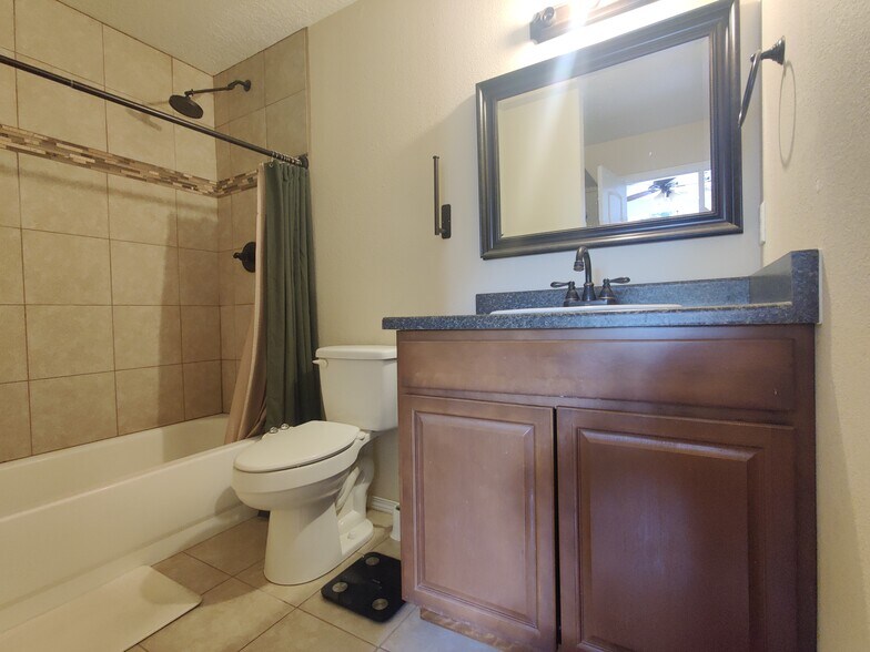 Building Photo - 420 Sawtooth St SE