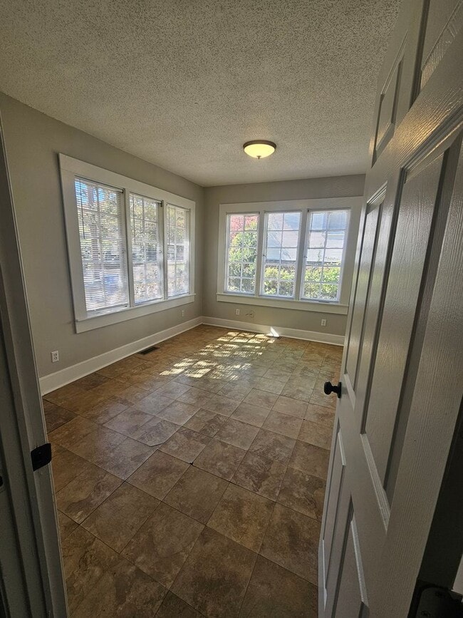 Building Photo - 1033 E 5th St