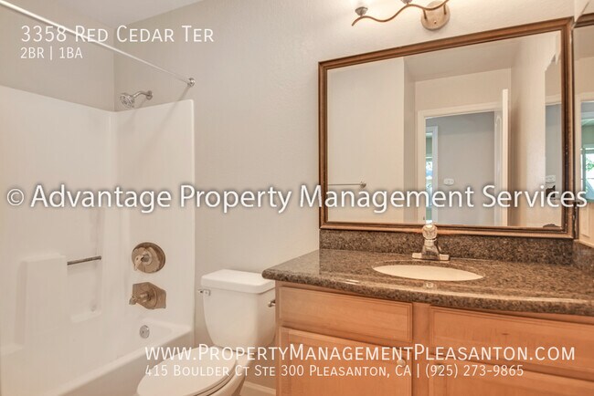 Building Photo - Welcoming 2 bed, 1 bath 750 sq ft condo lo...