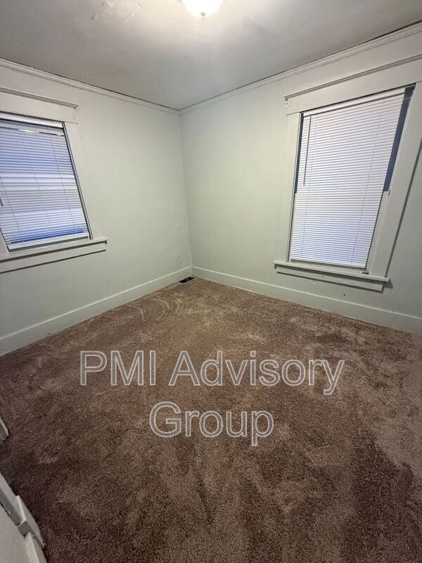 Building Photo - 1323 SW Garfield Ave