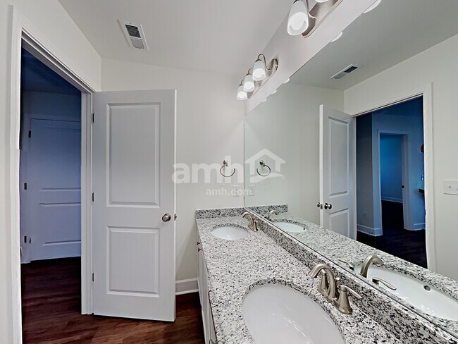 Building Photo - 4513 Tarpon Dr
