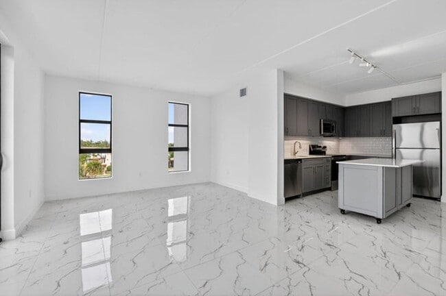 Building Photo - 250 W Hidden Valley Blvd