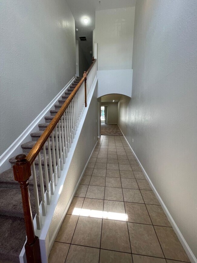 Building Photo - Spacious 3 bedroom, 2.5 bath townhouse in ...