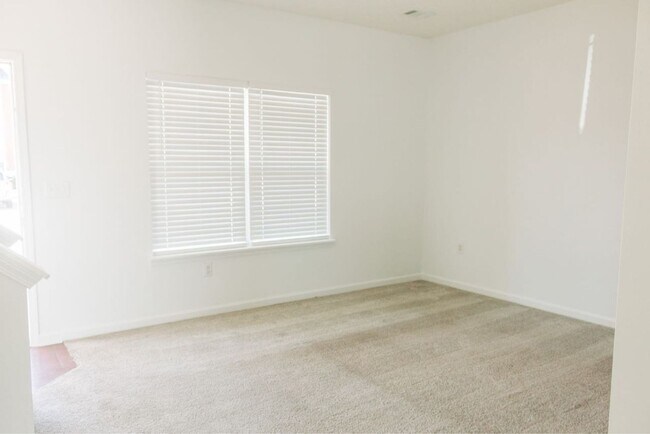 Building Photo - 3 BR/ 2.5 BA Townhome in Somerset Springs ...