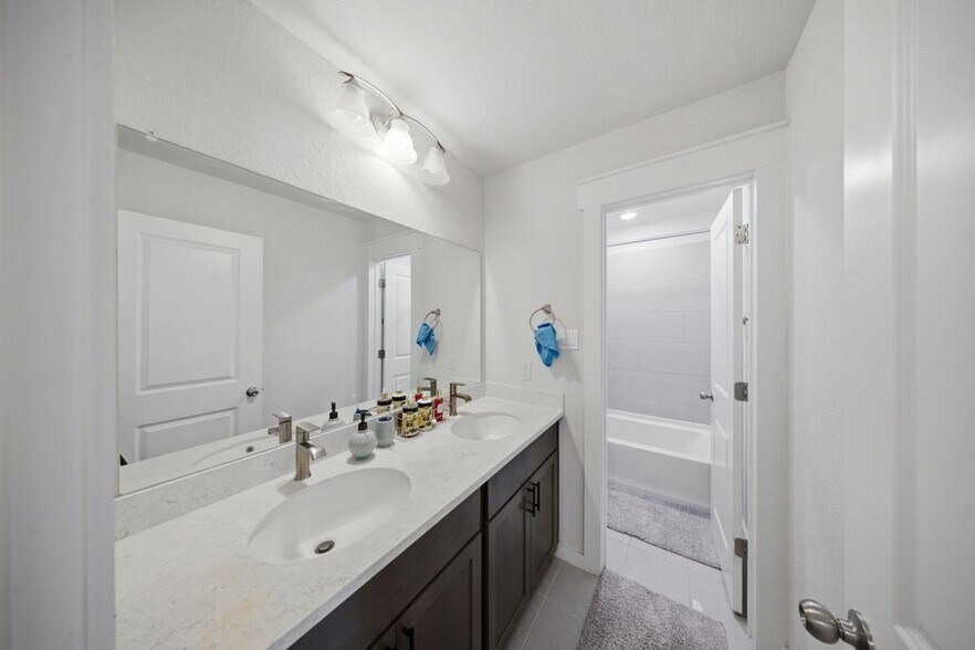 Building Photo - 8007 Chasemont Ct