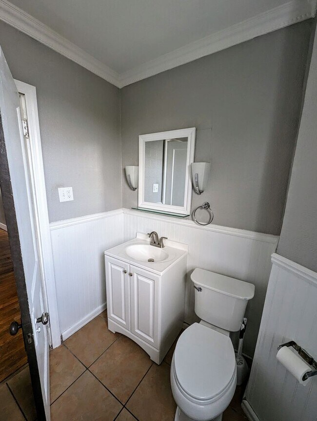 Building Photo - Updated 3 Bedroom in Dormont with AC and Fenced in Yard