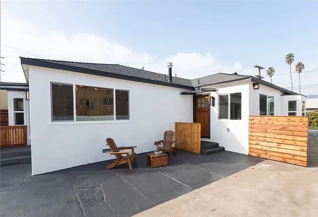 Entry - 1593 Yosemite Dr