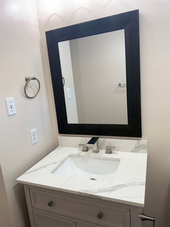 Building Photo - 11807 McKinney Falls Ct