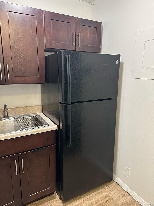 Building Photo - 150-38 Union Tpke Un